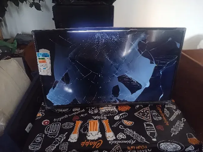 Smart TV Philco 32" Roku - Tela Danificada - Liga - Para Retirada de Peças