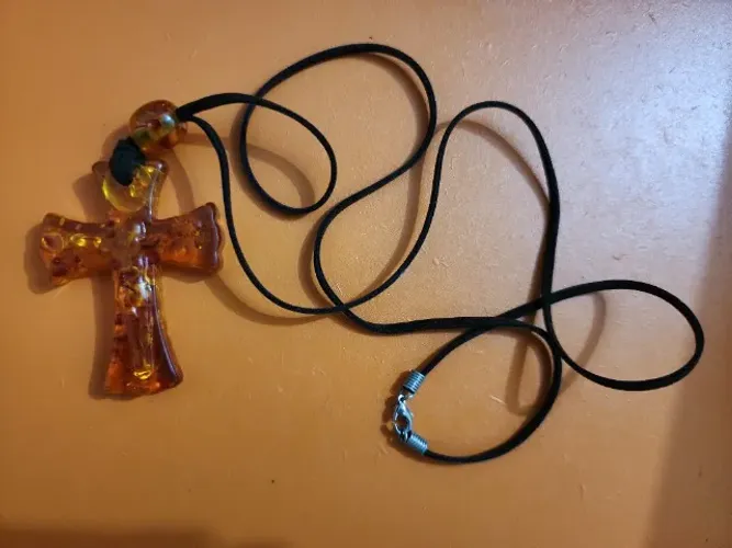 Cordão com pingente cruz de acrílico (novo)