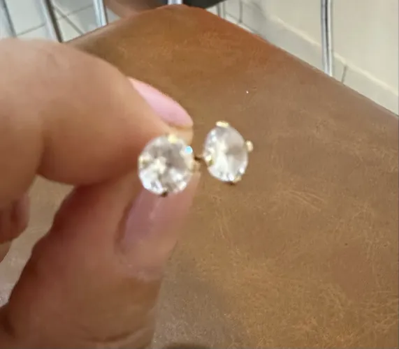 Brinco ponto de luz em ouro 18k