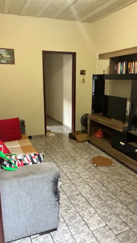 Vendo casa espaçosa com 2 quartos