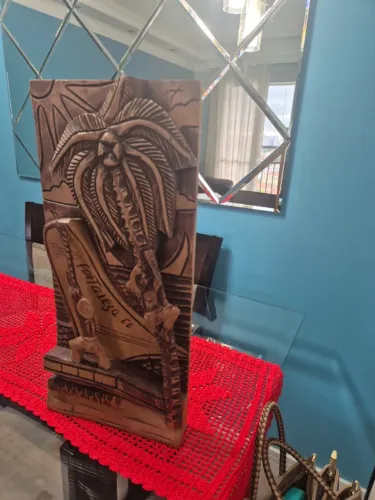 Linda Obra de Arte esculpida em Madeira 