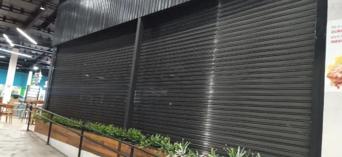 2 Portas de Aço Automatizadas