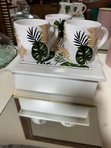 Porta chá de madeira com azulejo + 3 canecas de porcelanas