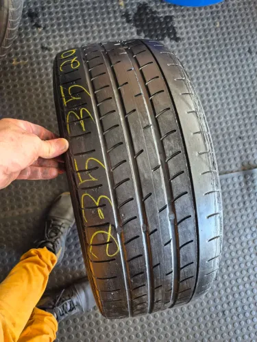 Um pneu 235/35/20 yokohama reaberto (250 em 2× no ct