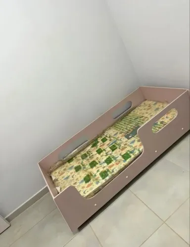 Cama montessoriana infantil 
