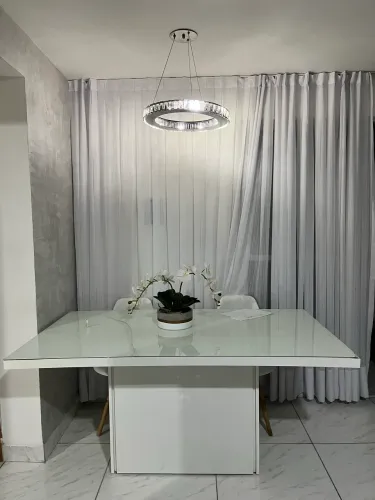 Mesa 6 cadeiras tampo de vidro e laqueada