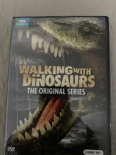 Esse é o DVD ?Walking with Dinosaurs - The Original Series? (BBC Earth), com 2 discos.