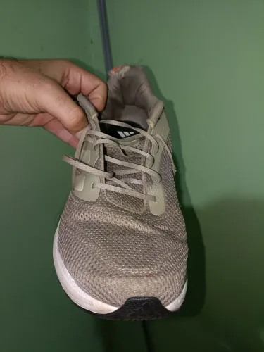 Tênis Adidas usados poucas vezes.