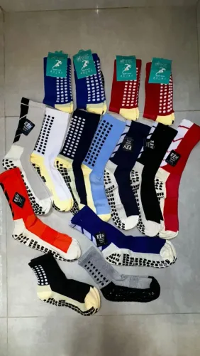 03 PARES DE MEIAS ESPORTIVAS