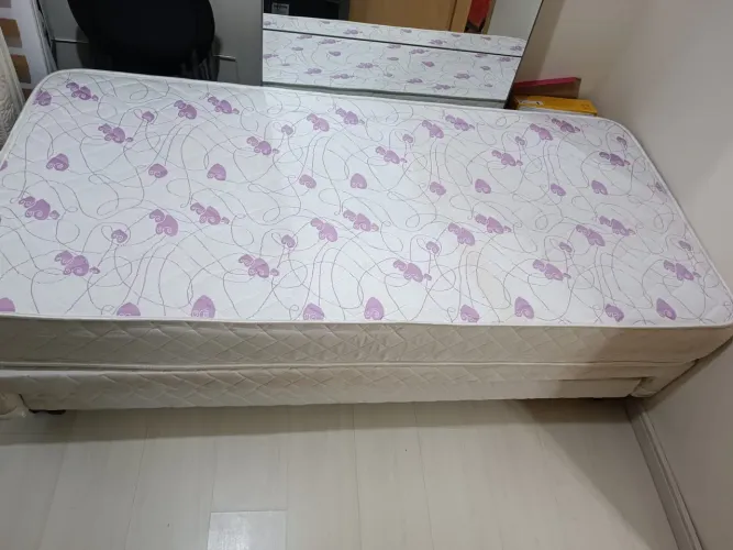Cama solteiro com colchão e cama auxiliar