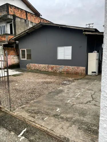 Alugo casa com 3 quartos