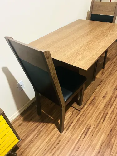 Mesa com duas cadeiras