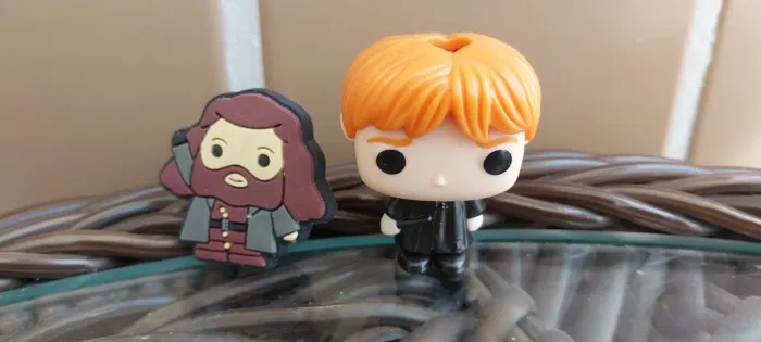Miniatura Kinder Joy Coleção Harry Potter: Rony (Brinde Enfeite de Crocs)