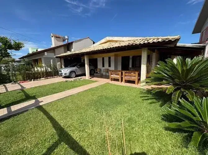 Casa mobiliada no centro de Xangri-Lá com piscina, salão de festas e quiosque com churrasq