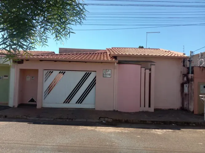 Casa à venda no Bairro Goiás - Araguari/MG | 3 quartos | Excelente estado
