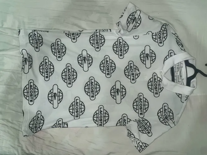 Polo da Lacoste com estampa de globo