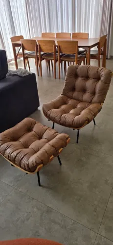 POLTRONA COSTELA PUFF CARAMELO