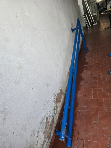 Barra de ferro. Comprimento: 2,65. Altura: 1,10. Largura: 25cm.
