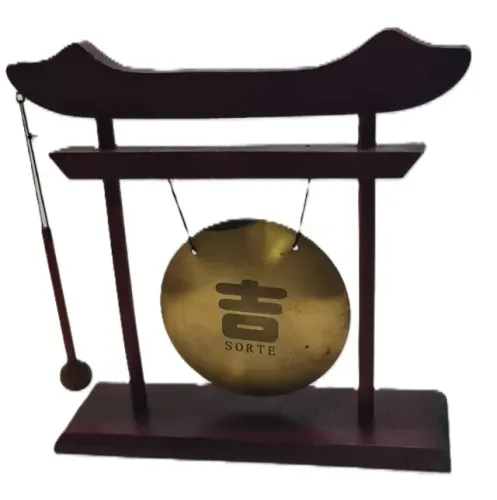 Gongo decorativo de mesa, com um suporte de madeira que imita um portal tradicional asiáti