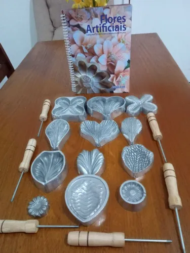 Vendo kit de metal pra moldes de flores artificiais contém 12 fôrmas+ 1 livro manual