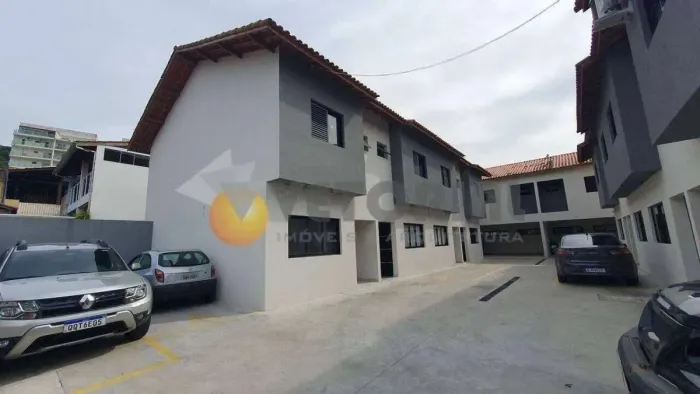 Sobrado em Caraguatatuba, Cidade Jardim, com 3 quartos, 163,00m²
