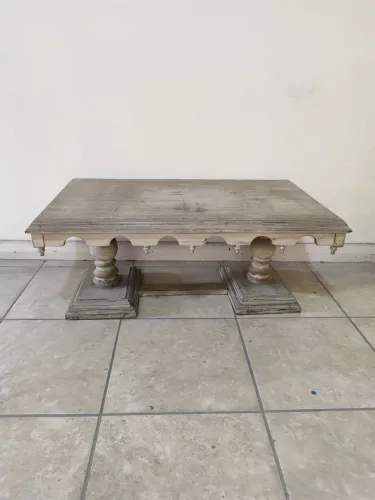 Mesa de centro antiga.