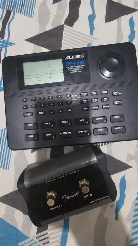 Bateria eletrônica alesis SR-16 com pedal Viradas Fender toda programada 