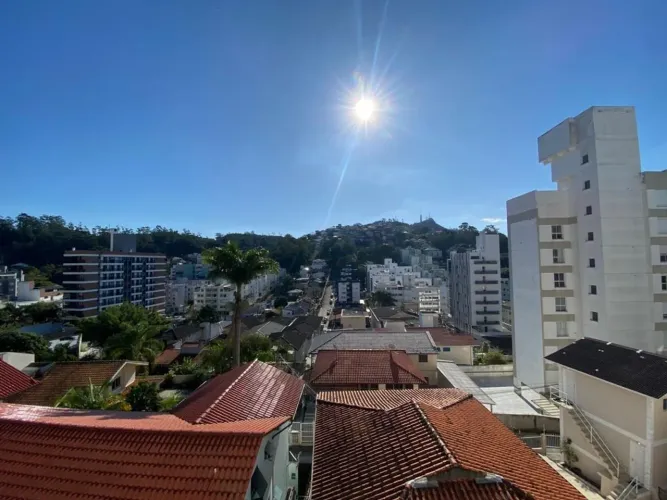 Apto NOVO de 03 Dorm. Sendo 01 suíte na Carvoeira