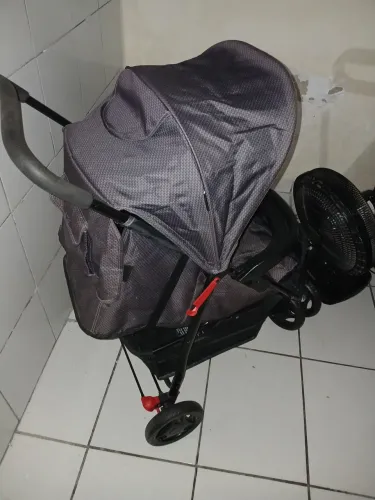Carrinho de bebê no precinho em bom estado