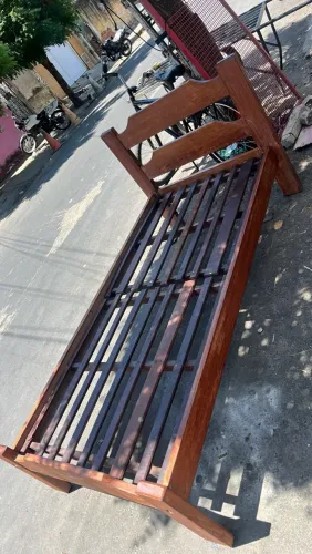 Cama de solteiro de madeira
