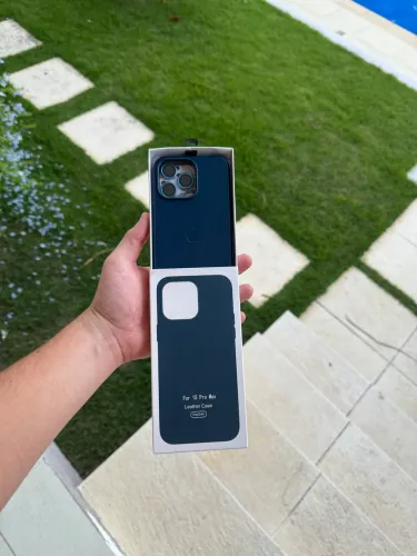 Vendo de Capinhas MagSafe Estilo Couro + protetor de câmera da cor da capinha?
