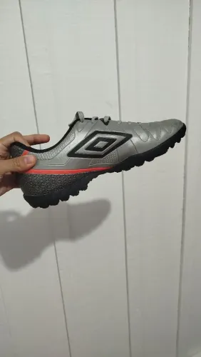 Chuteira umbro cinza