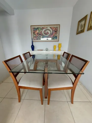 Mesa tampo de vidro, pé em madeira, 4 cadeiras em tecido. Excelente estado.