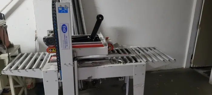 Maquina de fechar caixa