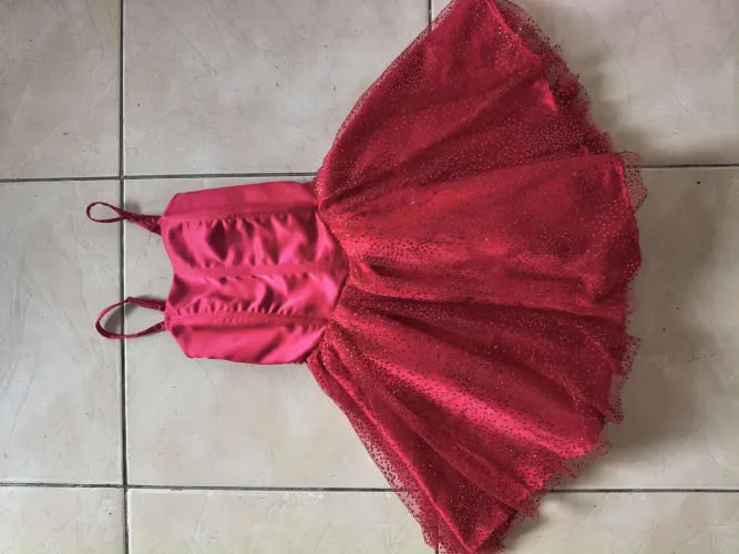 Vendo esse vestido maravilhoso em tom vermelho, perfeito para eventos especiais, formatura