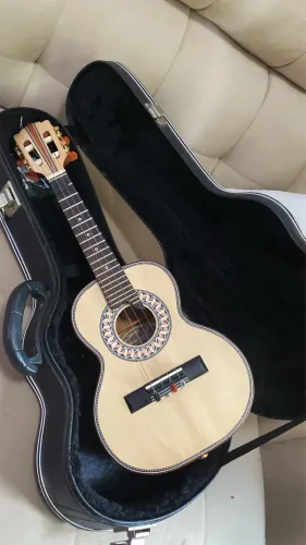 Cavaco Marcelus Luthier Cedro com tampo em Pinho.