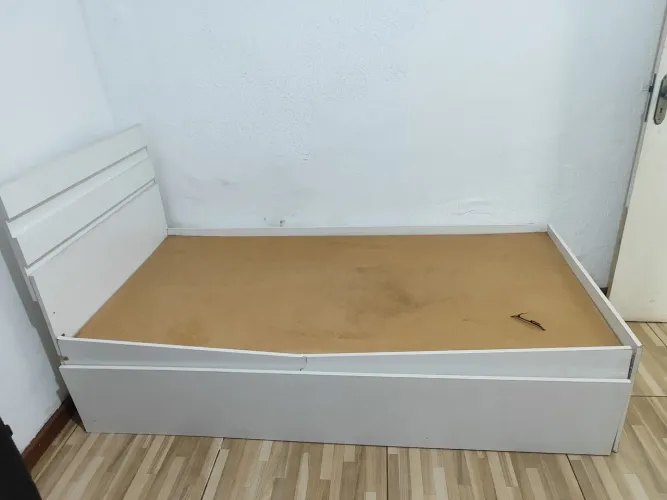 Cama de solteiro com cama auxiliar