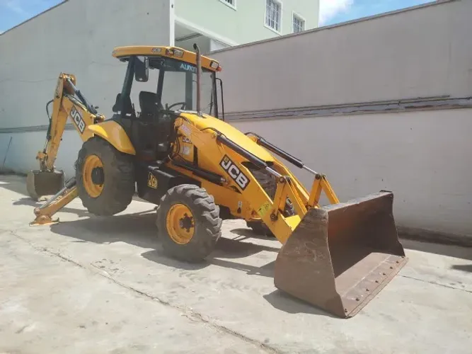 Retroescavadeira JCB 2012 4x2 Operacional