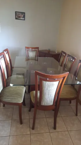 Mesa de vidro,com 8 cadeiras almofadadas