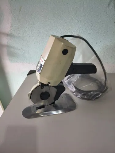 Máquina de cortar tecido elétrica a disco (tipo banquetinha) Disco 4 polegadas