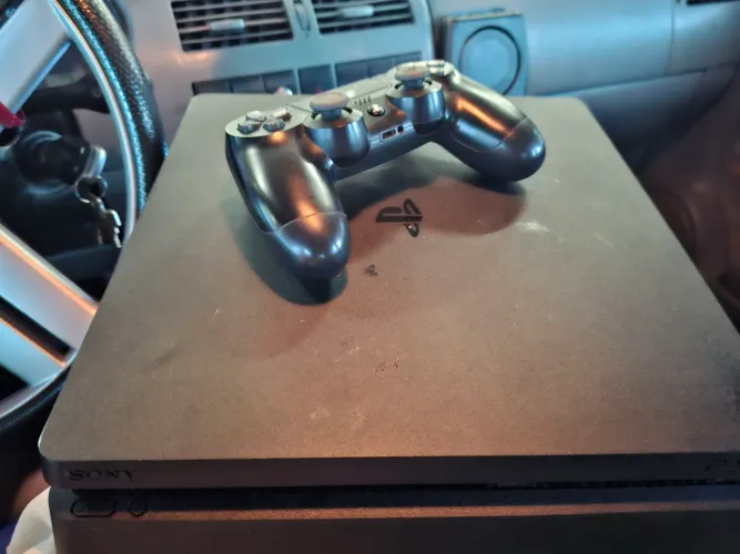 Vendo ps4 slin 1 trb pra ir logo se precisar entrego e parcelo cartão com juros da maquini