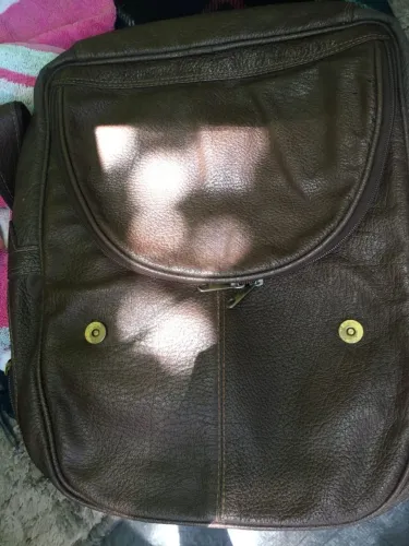 Vendo bolsa de couro legítimo.