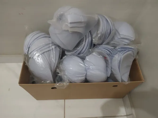 Material de costuras,sendo 3 máquinas,2 industriais,1 domestica,tecidos,bojos,rendas,