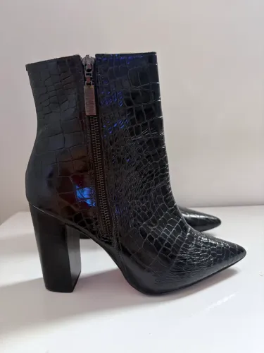 bota santa lolla em couro croco na cor preta, tamanho 36. possui salto de 10cm. 