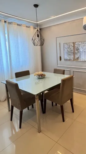 Mesa de Jantar em Vidro com Base Aço Inox