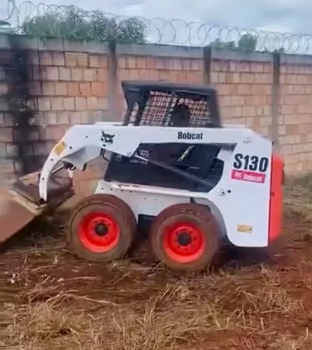 Mini carregadeira Bob Cat