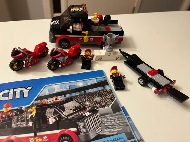 Lego City 60084 - Transportador de Motocicletas de Corrida