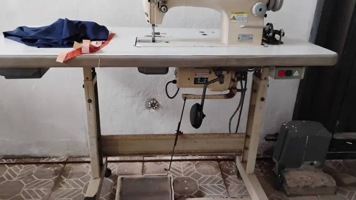 Máquina reta industrial Singer