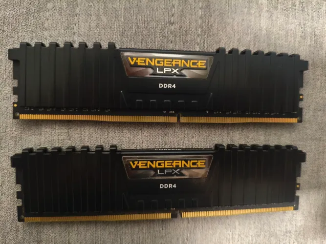 16 GB Memória RAM CORSAIR VENGEANCE DDR4 2666 Mhz