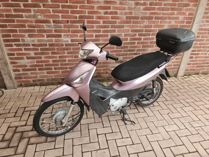 Moto impecável bem cuidada e revisada 